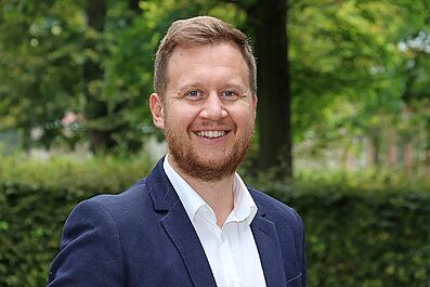 Prof. Dr. habil. Jonas Schützeneder. ist seit Oktober 2024 Professor für Digitalen Journalismus an der Fakultät für Betriebswirtschaft.