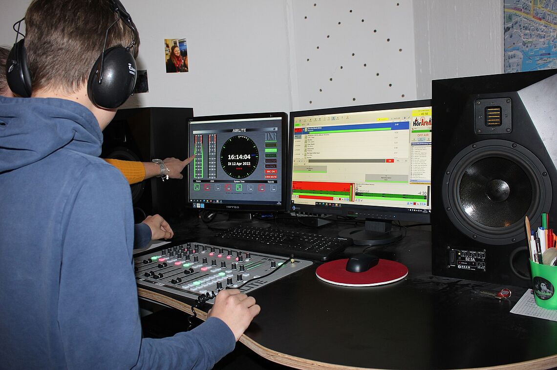 Durch das Radio-Projekt »HörArena« hat ein Projektteam des Kreisjugendrings Mühldorf schon praktische Erfahrungen mit Podcasts und anderen Formaten gemacht. Jetzt sammeln die Jugendlichen »gute Geschichten« über Leute, die sich in der Region fürs Gemeinwohl engagieren.